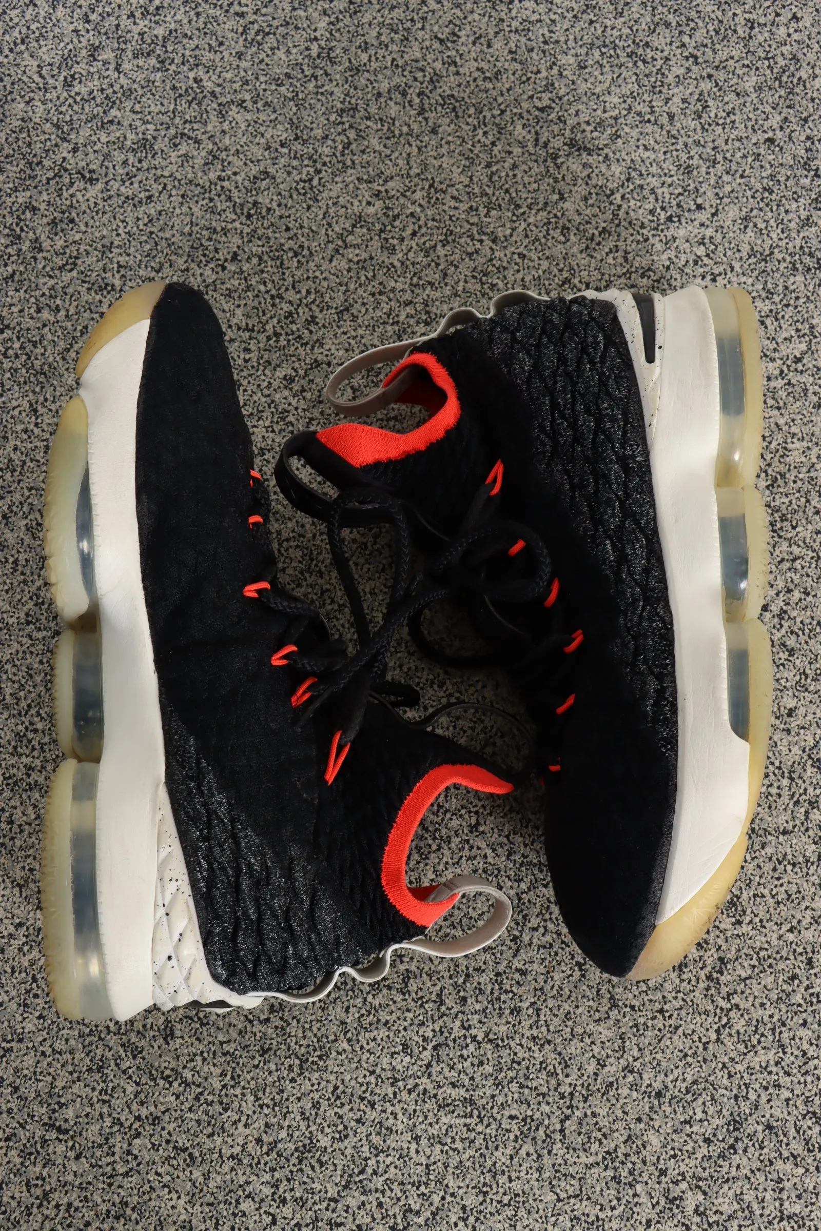 Nike LeBron 15 Black Bright Crimson (Y 6.5/W 7.5)